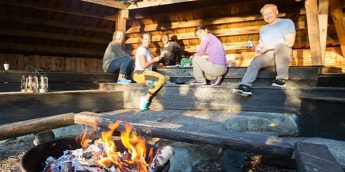 Team samlet til sjove firma aktiviteter i naturen med mad og drikke.